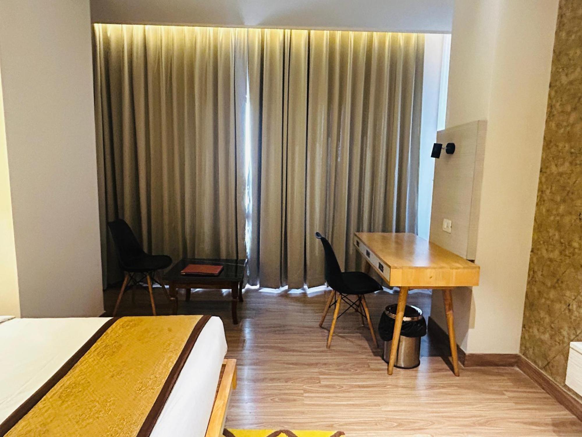 Hotel Sakura Gold Gurgaon Extérieur photo